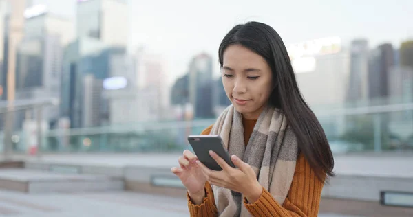 Mulher Jovem Usando Smartphone Livre — Fotografia de Stock
