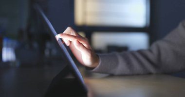 Tablet bilgisayarda geceleri çalışan kadın 