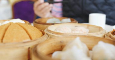 Yiyen Çinli dim sum buğulama 