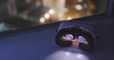 Sanal gerçeklik aygıt içinde oynarken 