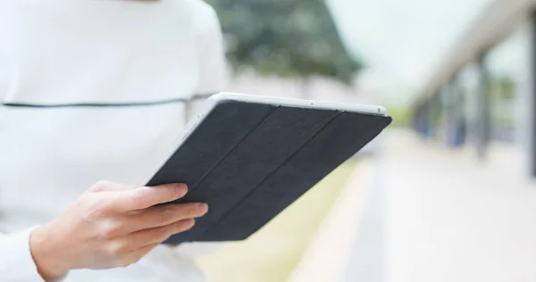 Kvinna Anläggning Digital Tablet — Stockfoto