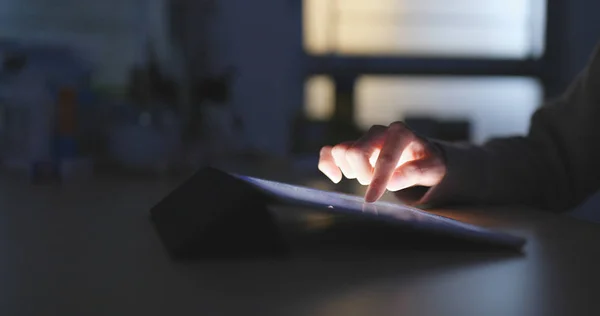 Mujer Tocando Tableta Digital Por Noche —  Fotos de Stock