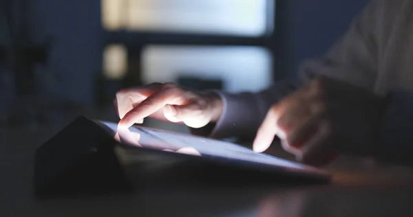 Woman Using Digital Tablet Computer Home Evening — Stock Photo, Image