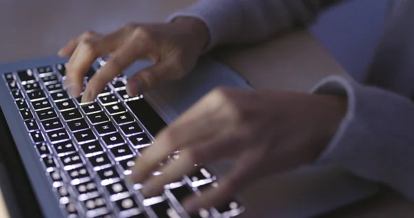 Vrouw Die Laptopcomputer Thuis Werkt — Stockfoto