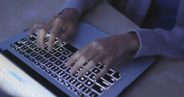 Γυναίκα Πληκτρολογώντας Στο Φορητό Υπολογιστή Νύχτα — Φωτογραφία Αρχείου
