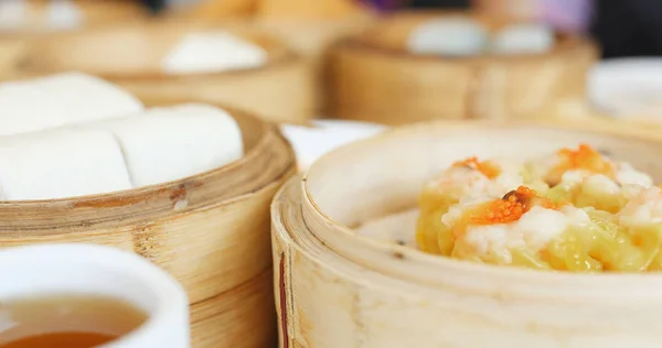 Eating Steamed Chinese Dim Sum Restaurant — Stock Photo, Image