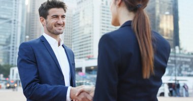 Birlikte el sıkışan iş adamları 