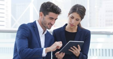 İş adamları tablet bilgisayar bakmak ve gelecekteki proje üzerinde firma planlama hakkında tartışmak 