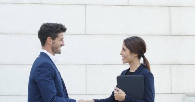 İş adamları tebrik, el sallayarak için şirket anlaşma ve dış office Birbirinizle konuşmak 