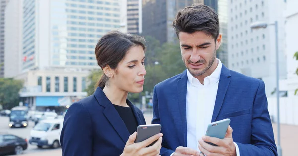 Pessoas Negócios Usando Smartphones Juntos Mostrando Outros Smartphone Fora Escritório — Fotografia de Stock