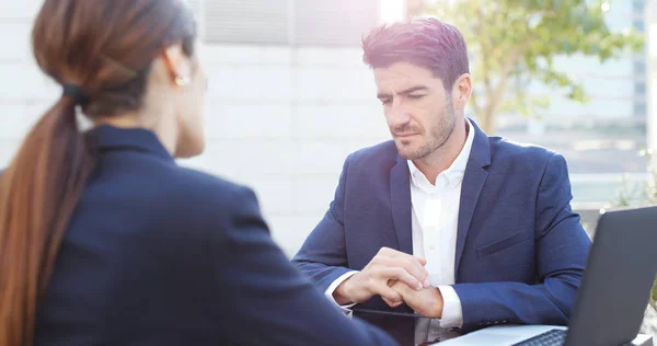 Empresários Discutem Juntos Computador Portátil — Fotografia de Stock