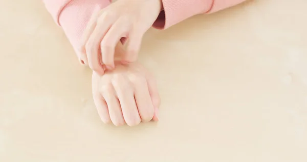 Woman Feeling Itchy Hand — Stock Photo, Image