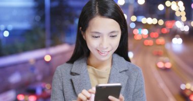 Cep telefonuyla şehirde trafik arka plan üzerinde kadın 