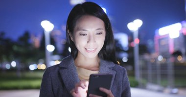 Genç kadın cep telefonuyla çok yakın Hong Kong