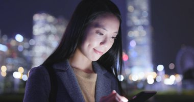 Hareket eden telefon içinde Hong Kong geceleri kullanan kadın 