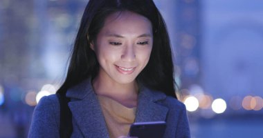 cep telefonuyla şehirde gece kadın 