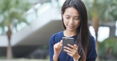 Cep telefonu kullanan kadın 