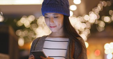 Smartphone, açık kullanan kadın 