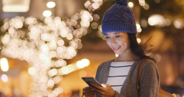 Noel ağacı süsle şehir içinde hareket eden kadın göz 