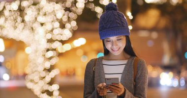 Şehirde cep telefonu kullanan kadın 