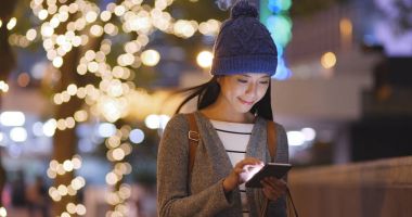 şehirde cep telefonu kullanan kadın 