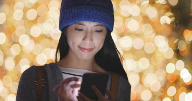 Kadın cellphone şehir içinde bak 