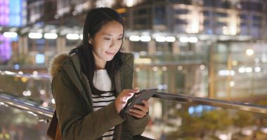 Kadın telefonda geceleri kontrol 