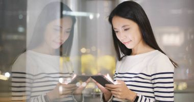 Cep telefonu kullanan kadın 