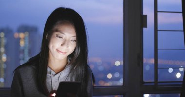 genç kadın cep telefonu evde kullanma 