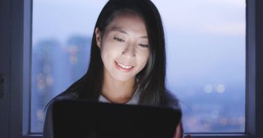 Akşamları evde tablet bilgisayar kullanan kadın 