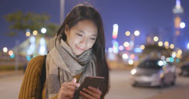 Cep telefonu kısa mesaj için kullanan kadın 