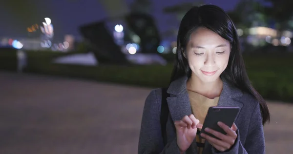 Mulher Jovem Usando Celular Cidade Noite — Fotografia de Stock