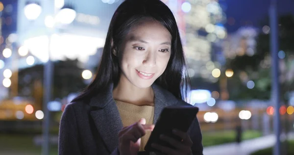 Mulher Usando Telefone Celular Cidade Noite — Fotografia de Stock