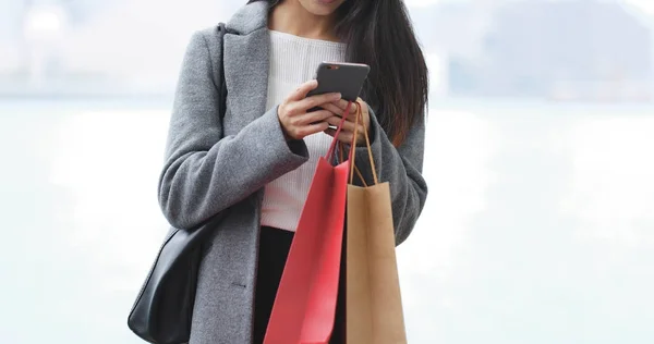 Mujer Usando Smartphone Sosteniendo Bolsas Compras —  Fotos de Stock