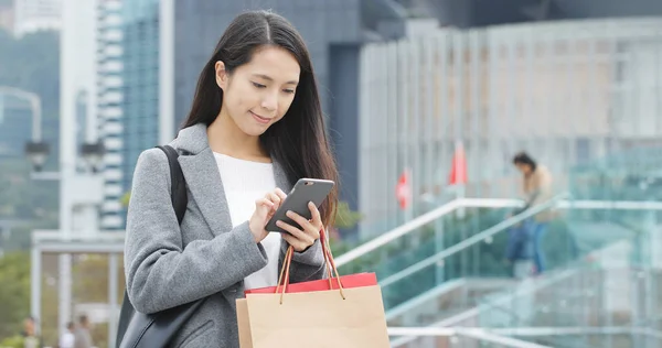 Kvinna Med Mobiltelefon Och Håller Kassar Och Påsar — Stockfoto