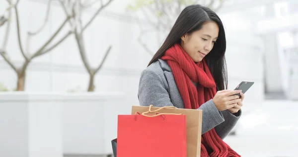Mujer Usando Smartphone Con Bolsas Compras —  Fotos de Stock