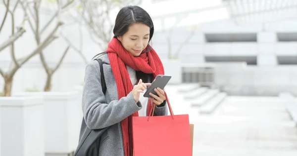 Frau Benutzt Smartphone Mit Einkaufstasche — Stockfoto