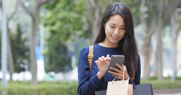 Frau Benutzt Handy Der Stadt — Stockfoto