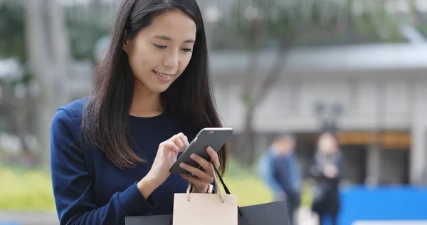 Kvinna Med Mobiltelefon — Stockfoto