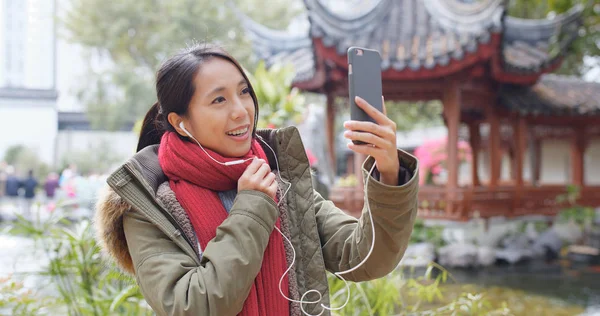 Frau Macht Videoanruf Auf Smartphone China — Stockfoto