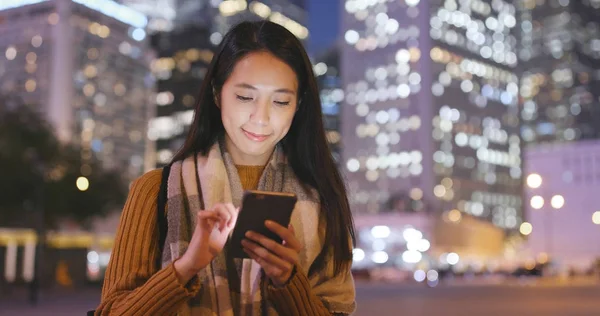 Mujer Usando Teléfono Inteligente Ciudad Hong Kong Por Noche —  Fotos de Stock