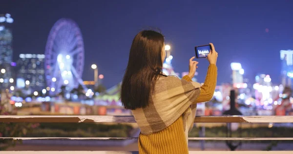 Kvinnan Tar Foto Staden Mobiltelefon Natten — Stockfoto