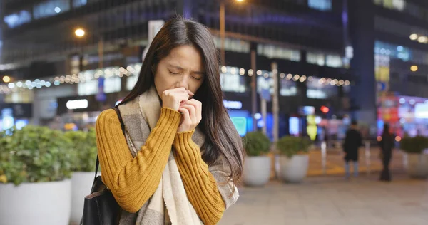 Aziatische Vrouw Niezen Bij Nacht — Stockfoto