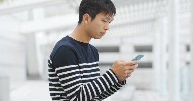 şehirde akıllı telefon kullanan adam 