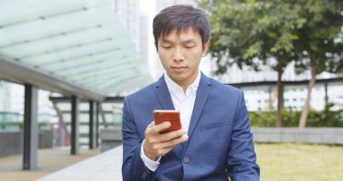 Şehirde cep telefonu kullanarak iş adamı
