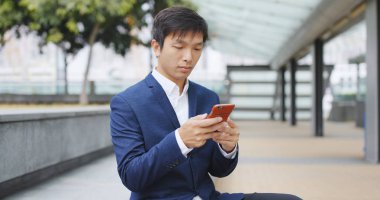 Şehirde cep telefonu kullanarak iş adamı
