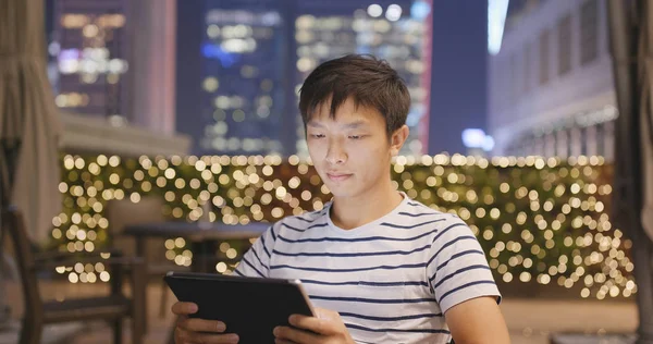 Hombre Usando Tableta Por Noche —  Fotos de Stock
