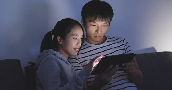 Couple Using Tablet Together Home — Stock Photo, Image
