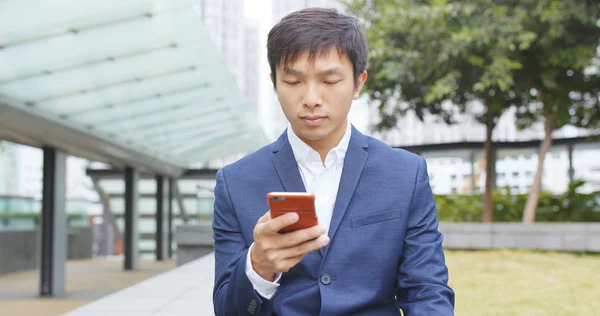 Zakenman Met Behulp Van Mobiele Telefoon Stad — Stockfoto