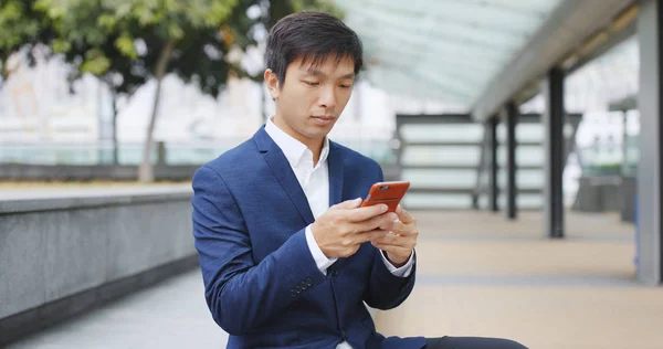 Бизнесмен Использующий Мобильный Телефон Городе — стоковое фото